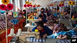 북한 라선 툭구내 한 의류 공장에서 근로자들이 재봉틀을 사용하고 있다. (자료사진)