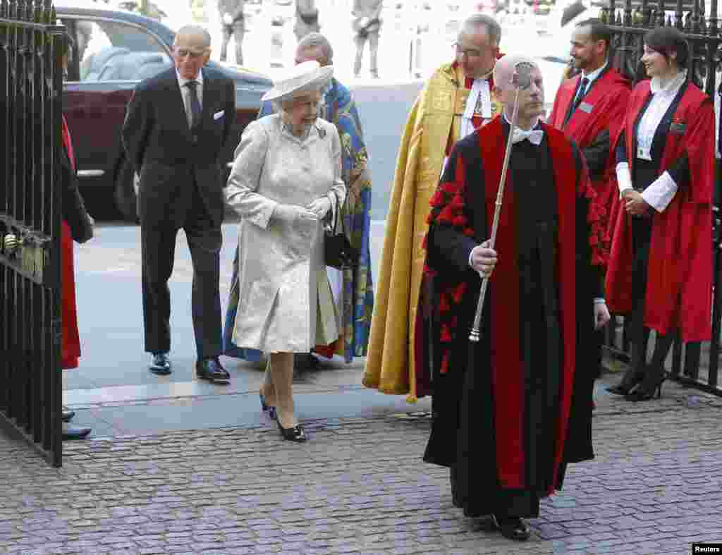 Ratu Inggris Elizabeth II bersama suaminya Pangeran Philip tiba di gereja Westminster Abbey untuk merayakan tahun ke 60 bertahta di London (4/6).