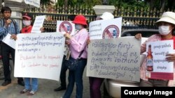 Former beer promoters on August 5, 2015 staged a strike in front of Anco Brother Co., Ltd by showing banners demanding that the company compensate them for their dismissal which allegedly was illegaly by Cambodia's Labor Law. (Courtesy of Cambodian Food and Service Federation)