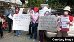 Former beer promoters on August 5, 2015 staged a strike in front of Anco Brother Co., Ltd by showing banners demanding that the company compensate them for their dismissal which allegedly was illegally by Cambodia's Labor Law. (Courtesy of Cambodian Food and Service Federation)