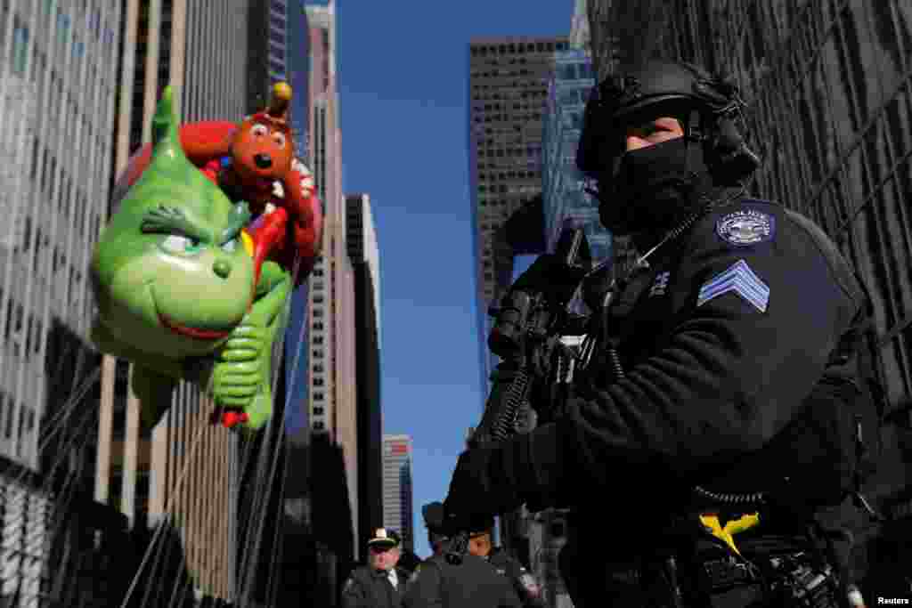 A member of the New York Police Department&#39;s Counterterrorism Bureau guards the parade route during the Macy&#39;s Thanksgiving Day Parade in Manhattan, Nov. 23, 2017.