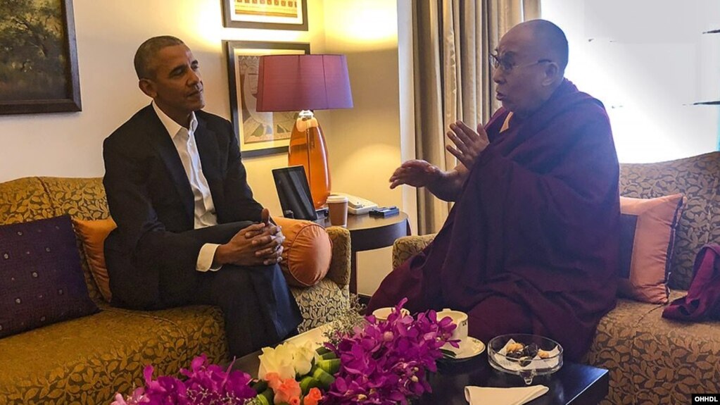 Đức Đạt Lai Lạt Ma gặp cựu Tông Thống Mỹ Barack Obama tại New Delhi, ngày 1/12/2017 (Courtesy Photo)