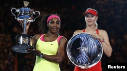 Serena Williams (trái) và Maria Sharapova tại giải quần vợt Úc mở rộng năm 2015, Melbourne, 31/1/2015.