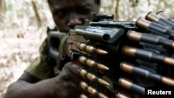烏干達軍人手持機關槍追捕叛軍頭目科尼的資料照片。