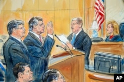 FILE - This courtroom sketch depicts former Donald Trump campaign chairman Paul Manafort (C) and his defense lawyer Richard Westling (L) before U.S. District Judge Amy Berman Jackson,at federal court in Washington, Sept. 14, 2018.