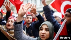 La gente grita consignas durante una protesta frente el Consulado holandés en Estambul, Turquía, 12 de marzo de 2017. 