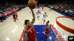 Michael Beasley de Houston Rockets marque lors d'un match de NBA contre les Philadelphia 76ers, USA, le 9 mars 2016.