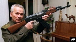 Mikhail Kalashnikov merancang senapan serbu AK-47 pada tahun 1947 ketika berusia 20 tahun (foto dok. tahun 1997). 