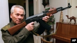 Mikhail Kalashnikov memperlihatkan sebuah model senapan AK-47 di kota Izhevsk di Gunung Ural, sekitar 1.000 kilometer dari Moskow, Rusia, 29 Oktober 1997 (Foto: dok).