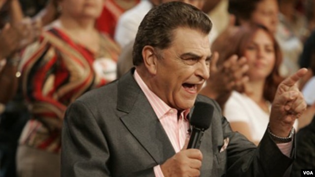 El popular presentador de Sábado Gigante, Mario Kreutzberger, continuará con Univisión presentando especiales.