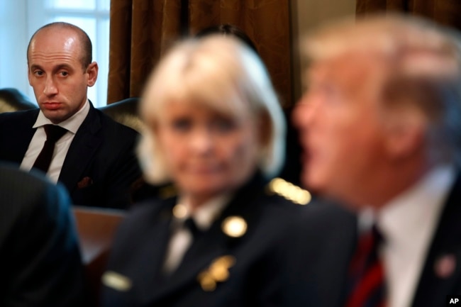 El asistente sénior de la Casa Blanca Stephen Miller, izquierda, escucha al presidente Donald Trump hablar durante una mesa redonda sobre seguridad en la frontera con líderes locales en la Casa Blanca, el 11 de enero de 2019.