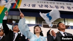 Građani Severne Koreje sa zastavama ujedinjenja (arhivski snimak)