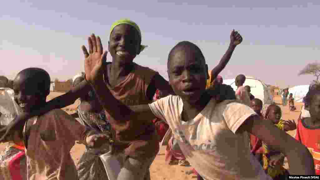 Des enfants courent après le véhicule de VOA Afrique, dans le camp Assaga, au Niger, le 29 février 2016. (VOA/Nicoals Pinault)