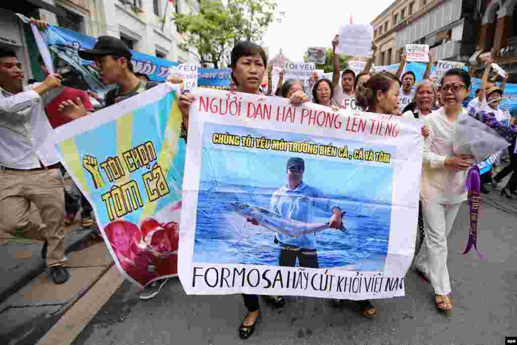 Người biểu tình xuống đường với biểu ngữ &quot;Chúng tôi yêu biển, cá và tôm. Formosa hãy cút khỏi Việt Nam&quot; trong cuộc biểu tình phản đối vụ cá chết hàng loạt tại các tỉnh miền Trung, ngày 1/5/2016.