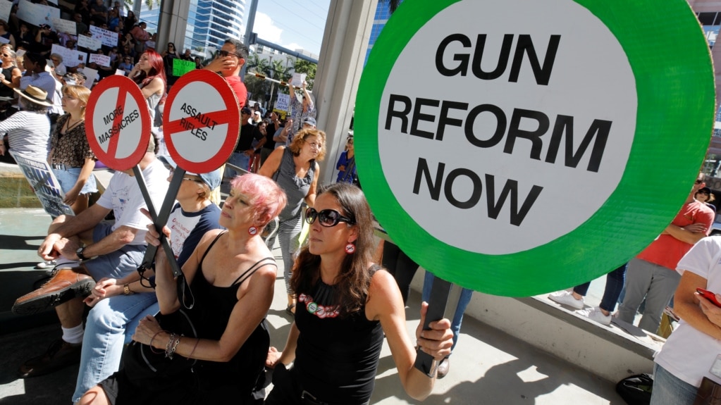 Manifestantes protestan la falta de control de armas en Fort Lauderdale, Florida, tres días después de la matanza en la escuela secundaria Marjory Stoneman Douglas.