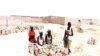Vendedeiras de pedras no Namibe, Angola