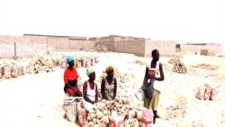 Vendedeiras de pedras no Namibe, Angola