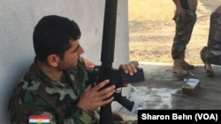 Chiến binh Peshmerga bên ngoài một ngôi nhà mới chiếm lại từ phe Hồi giáo cực đoan ở Mosul.