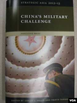 “中国军事挑战”封面 (美国之音记者 雨舟拍摄)