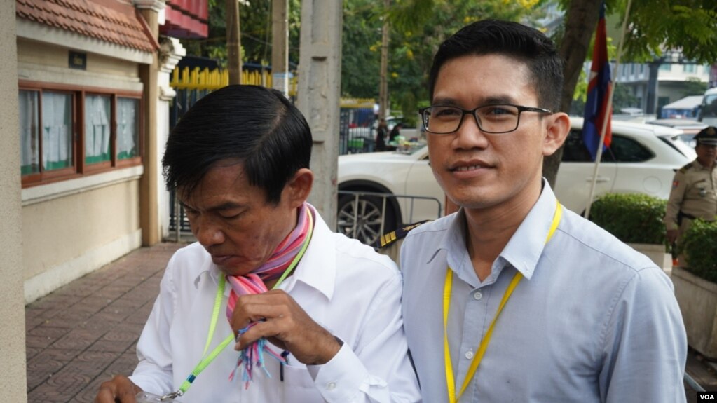រូបឯកសារ៖ អតីតអ្នកសារព័ត៌មានវិទ្យុអាស៊ីសេរី លោកអ៊ួន ឈិន (ស្តាំ) និងលោក យាង សុធារិន្ទ (ឆ្វេង) បានមកដល់សាលាដំបូងរាជធានីភ្នំពេញ កាលពីថ្ងៃព្រហស្បតិ៍ ទី០៣ ខែតុលា ឆ្នាំ២០១៩។ (ខាន់ សុគុមនោ/VOA)