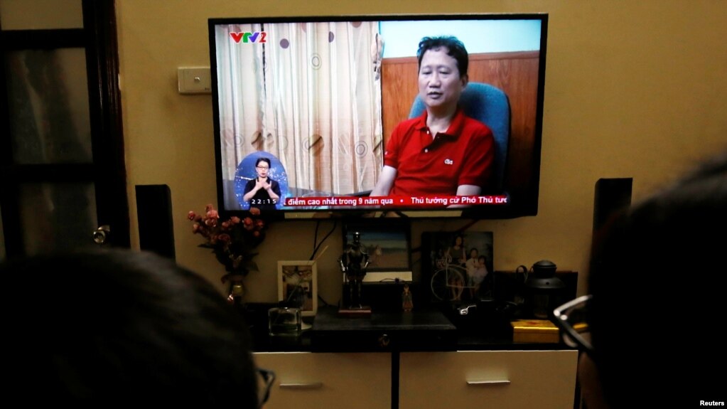 Đài truyền hình VTV phát trên cả nước: Trịnh Xuân Thanh ra đầu thú tại đồn công an ở Hà Nội hôm 3/8/2017.