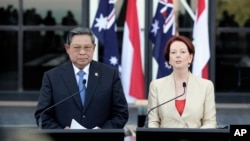 Indonesian President Susilo Bambang Yudhoyono, left, and Australian Prime Minister Julia Gillard hold a press conference at the Northern Territory Parliament House in Darwin, Australia, July 3, 2012