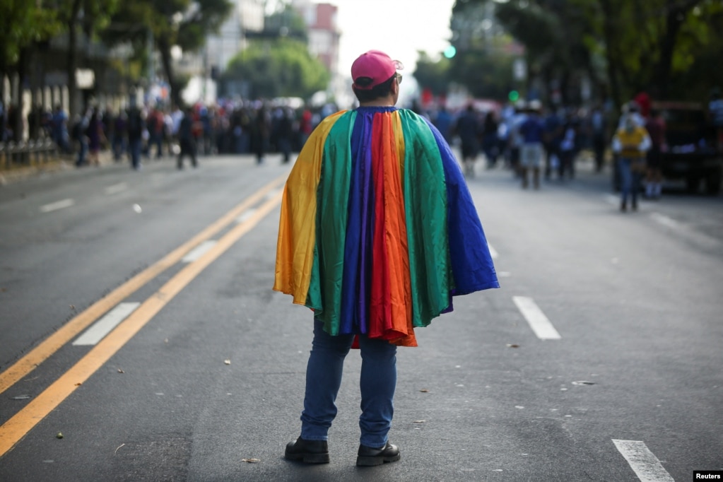 Un activista LGTBI participa en una protesta contra las acciones del Gobierno de El Salvador.