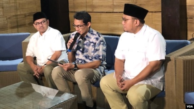 (ki-ka): Sudirman Said, Sandiaga Uno, Dahnil Anzar dalam konferensi pers di kediaman Sandiaga, Jakarta, Jumat (14/6) (VOA/Ghita)