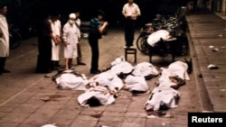 1989年6月4日北京复兴门医务人员查看被杀害的抗议者尸体。