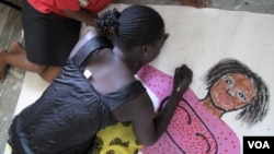 A woman living with HIV sketches her body map in Kisumu, Kenya, July 7, 2011. (X. Verhoest/VOA)