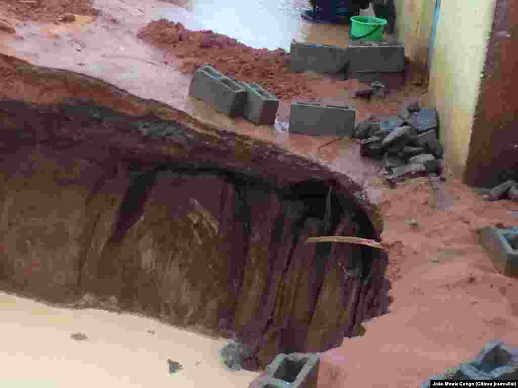 Chuva no bairro Cazenga abre cratera. Luanda, Angola. 6 Novembro 2015