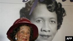 Dorothy Irene Height, Chủ tịch Hội Đồng Phụ Nữ Da Đen Toàn Quốc trong 40 năm, ngồi trước tấm hình của bà trong 1 triển lãm tại Bảo tàng Trung tâm ở Cincinnati, 14/3/2008