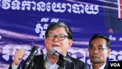 រូបឯកសារ៖ លោក​សុន ឆ័យ អ្នក​តំណាងរាស្រ្តជាន់ខ្ពស់​នៃ​គណបក្ស​សង្រ្គោះជាតិ​​ថ្លែង​ទៅកាន់​សារព័ត៌មាន​ និង​អ្នក​គាំទ្រ​បក្ស​សង្រ្គោះជាតិ​នៅ​ទីស្នាក់ការ​គណបក្ស​សង្រ្គោះជាតិ​នៅ​ថ្ងៃ​សុក្រ ទី​៩ ខែ​កញ្ញា ឆ្នាំ​២០១៦។ (ឡេង ឡែន/VOA)