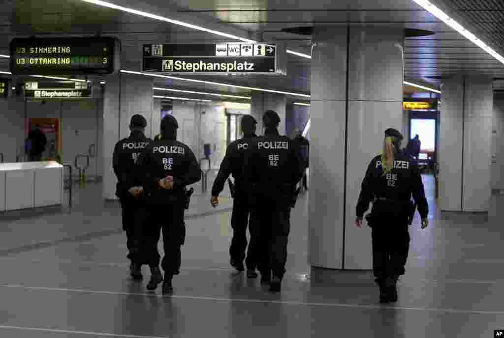 افسران پلیس در حال قدم زدن در ایستگاه خالی از مسافر در وین، اتریش. اروپا به یکی از کانون&zwnj;های کرونا تبدیل شده است.&nbsp;