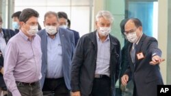지난 10월 알랭 리샤르(오른쪽 두번째) 의원 등 프랑스 상원의원단이 타오위안 국제공항을 통해 타이완에 도착하고 있다. (자료사진)