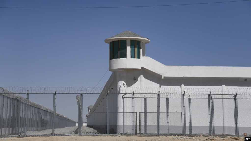 资料照片-资料照片显示了位于中国新疆和田郊区一个戒备森严的设施上的瞭望塔，据信那里是一个劳教营地，那里拘押维吾尔穆斯林少数民族。（2019年5月31日）(photo:VOA)