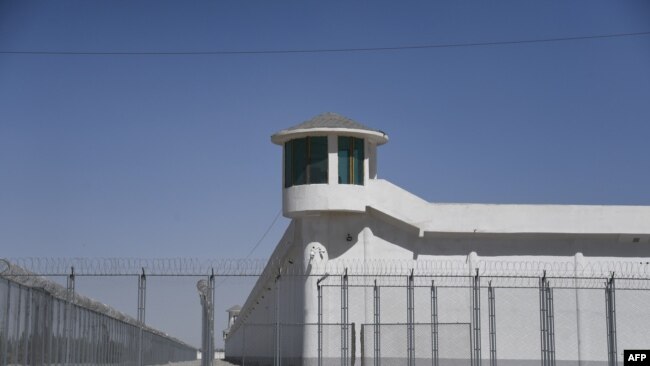 资料照：新疆和田郊外一个戒备严密设施里的眺望塔，据信靠近拘押维吾尔人的再教育营。