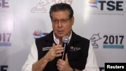 David Matamoros, David Matamoros, presidente del Tribunal Supremo Electoral, se dirige a los medios de comunicación en Tegucigalpa, Honduras, el 1 de diciembre de 2017.