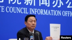 궈웨이민 중국 국무원 신문판공실 부주임이 2일, 미중 무역협상에 대한 중국의 입장을 담은 백서를 보이고 있다.