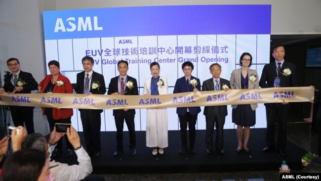 艾司摩尔（ASML）EUV全球技术培训中心8月20日在台湾台南开幕， 左起为艾司摩尔客户支援部门副总裁戴孙金（左一）、荷兰在台办事处副代表贝莉莎(Lisette Hurkmans-Berkers)（左二）、台积电晶圆厂营运王英郎副总经理（左三）、ASML全球副总裁暨台湾区总经理陈文光（左四）、台湾经济部王美花部长（中）。（艾司摩尔提供）