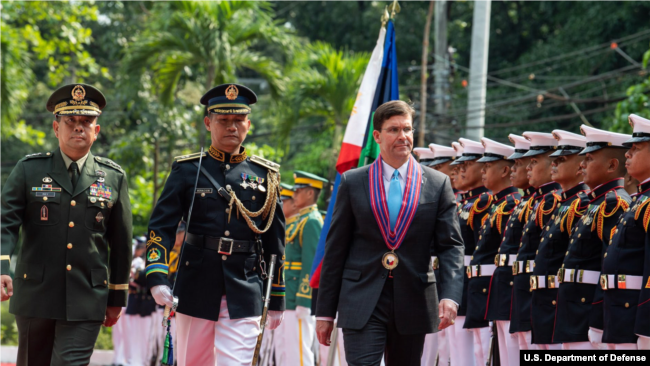 美国国防部长埃斯珀Mark Esper2019年11月19日检阅菲律宾军方仪仗队(美国国防部照片)