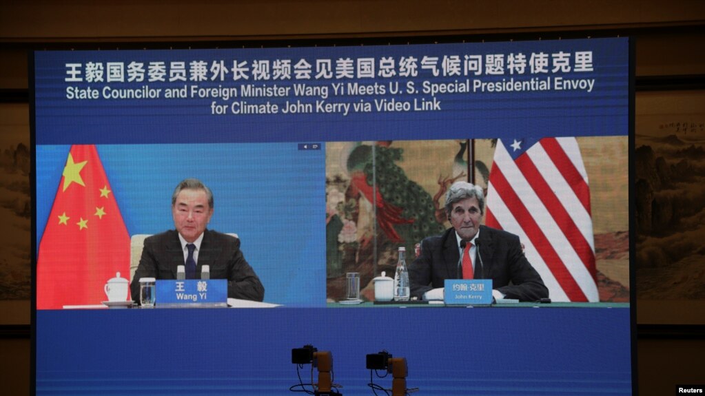 美国总统气候变化事务特使约翰·克里在天津出席与中国外长王毅的视讯会议（路透社2021年9月1日）(photo:VOA)