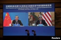 美国总统气候变化事务特使约翰·克里在天津出席与中国外长王毅的视讯会议。（2021年9月1日）