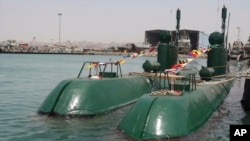 Les sous-marins de Ghadir de l'Iran dans le port du sud de Bandar Abbas, dans le golfe Persique, Iran, 8 août 2010.