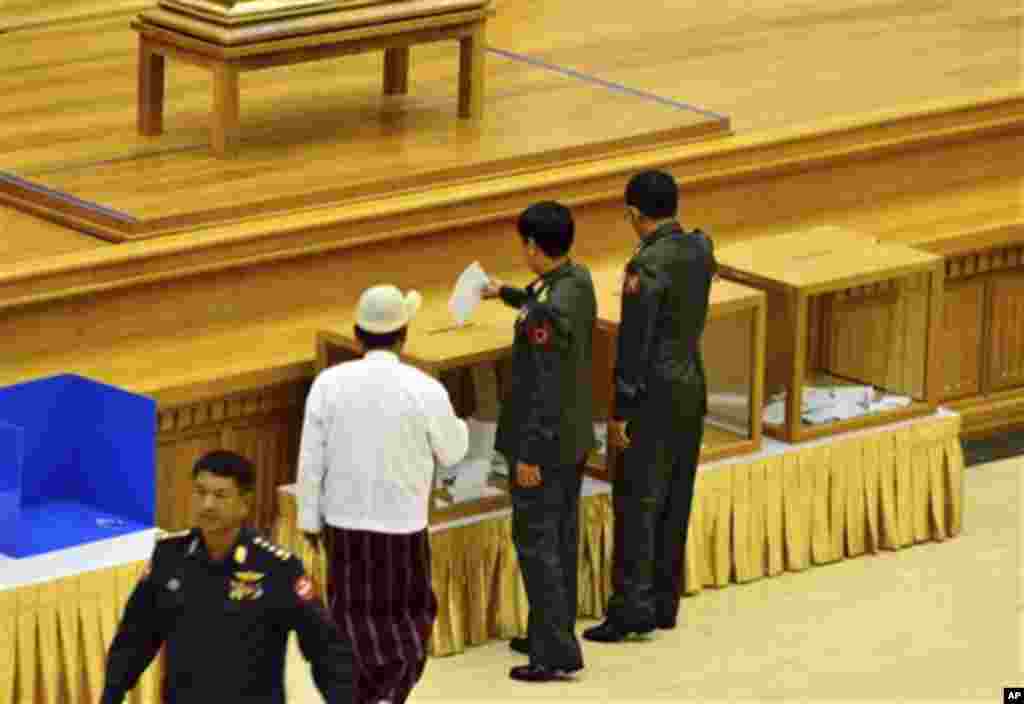 ျပည္ေထာင္စုလႊတ္ေတာ္တြင္း ဖြဲ႔စည္းပံုျပင္ေရး မဲခြဲဆံုးျဖတ္။ (ဇြန္ ၂၅၊ ၂၀၁၅)