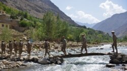 加入抵抗力量的前阿富汗安全部队成员在潘杰希尔山谷进行军事训练。(2021年8月21日)