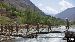 加入抵抗力量的前阿富汗安全部隊成員在潘杰希爾山谷進行軍事訓練。 (2021年8月21日)