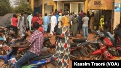 Certains Bamakois devant une banque, le 15 avril 2020. (VOA/Kassim Traoré)