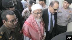 Radical Muslim cleric Abu Bakar Bashir, center, arrives for his trial at a district court in Jakarta, Indonesia, February 24, 2011.