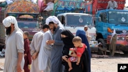 지난 8월 아프가니스탄 난민들이 파키스탄 페샤와르의 유엔난민기구 UNHCR 터미널에 도착했다.